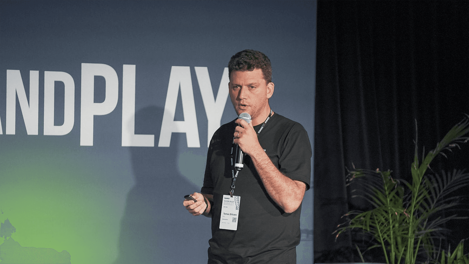 Tomás Silicaro speaking at a conference on stage.