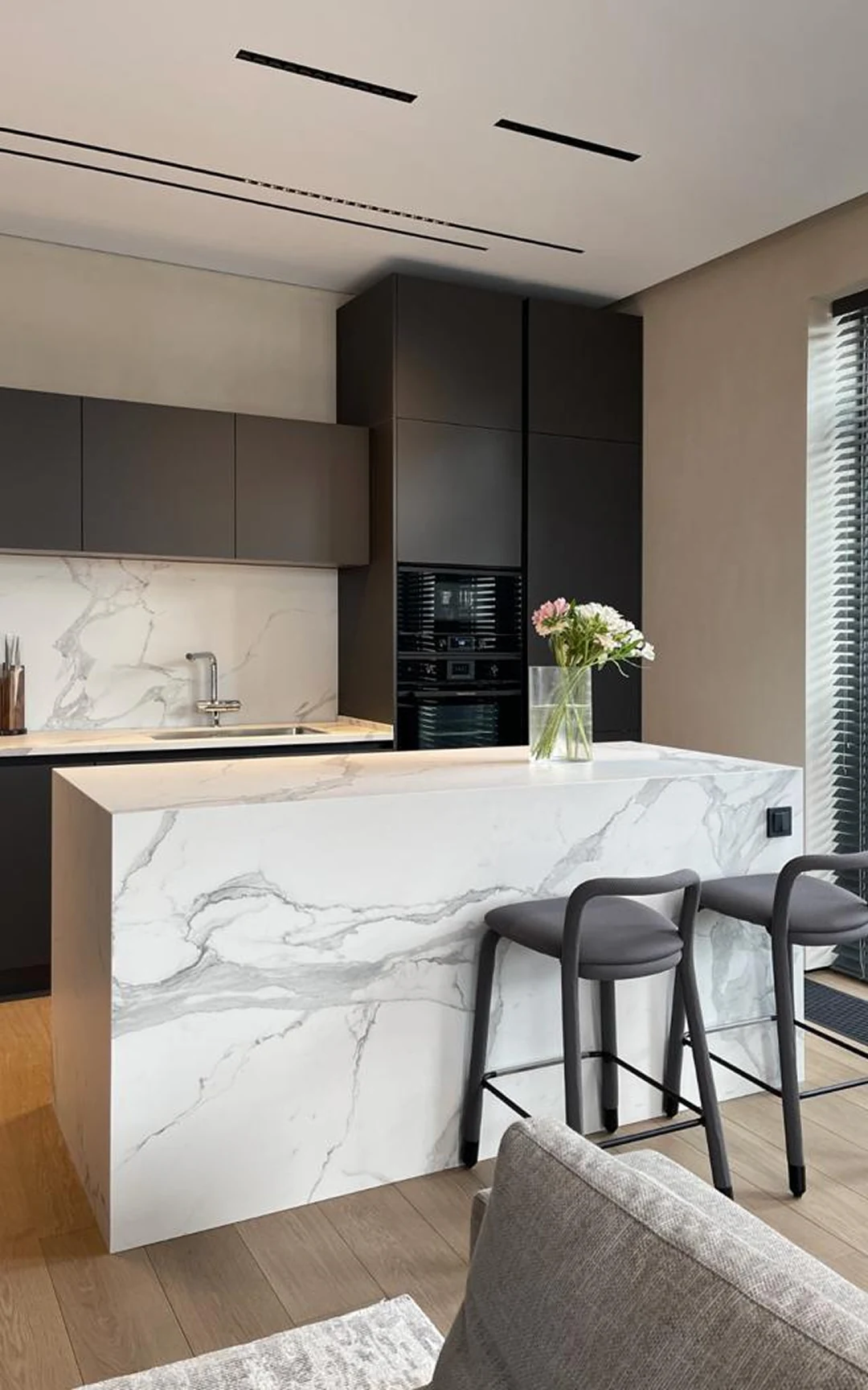 Salle à manger — table en noyer et chaises capitonnées.