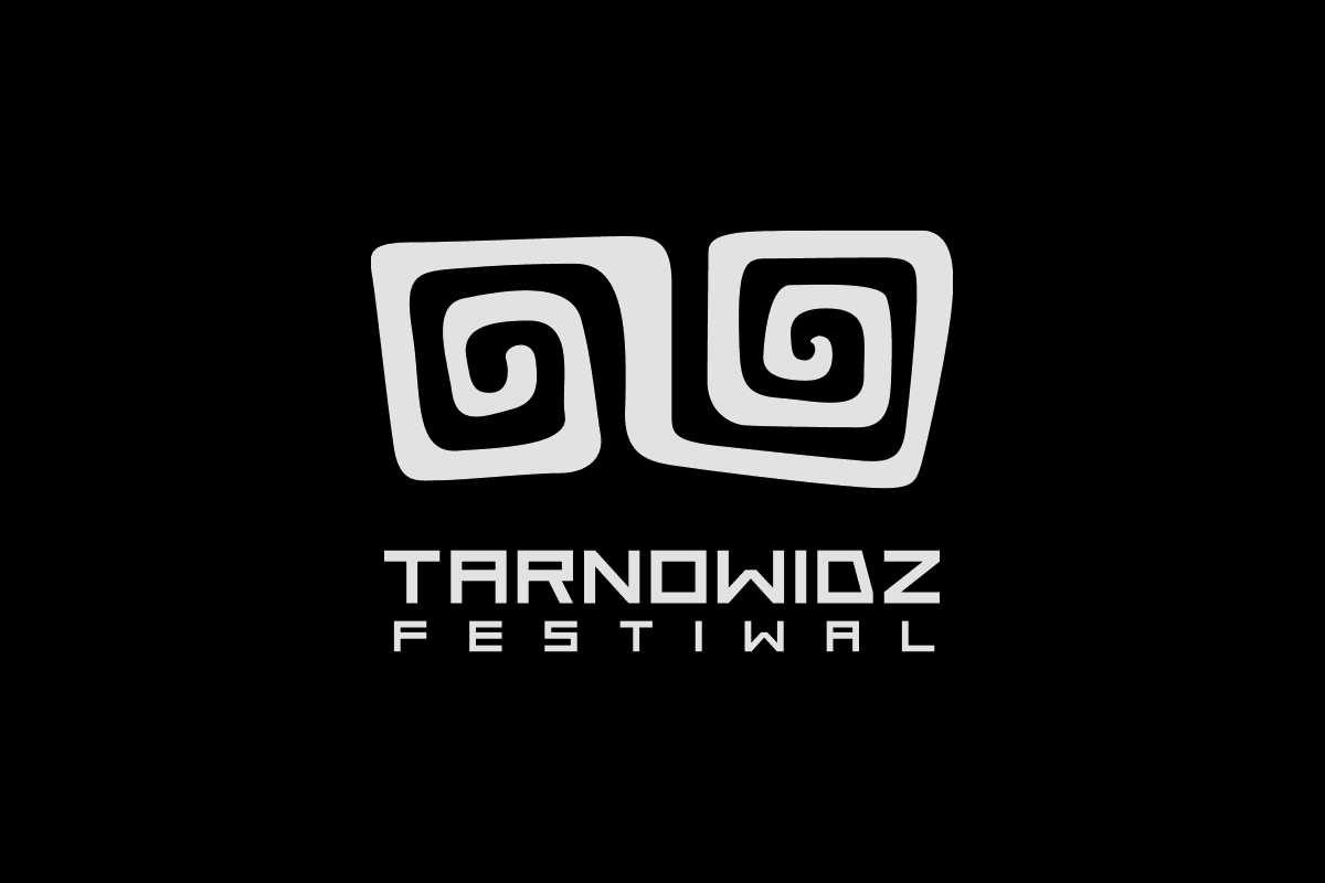 Logo festiwalu Tarnowidz, czarny geometryczny kształt i napis Tarnowidz Festiwal, czcionka bezszeryfowa.