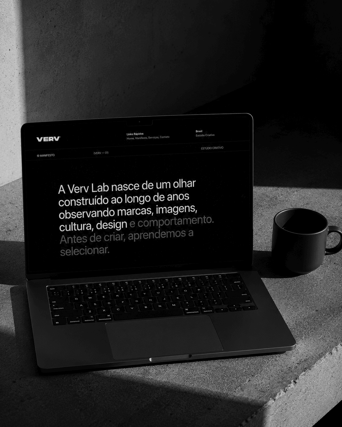 Mockup do site Verv Lab exibido em um notebook