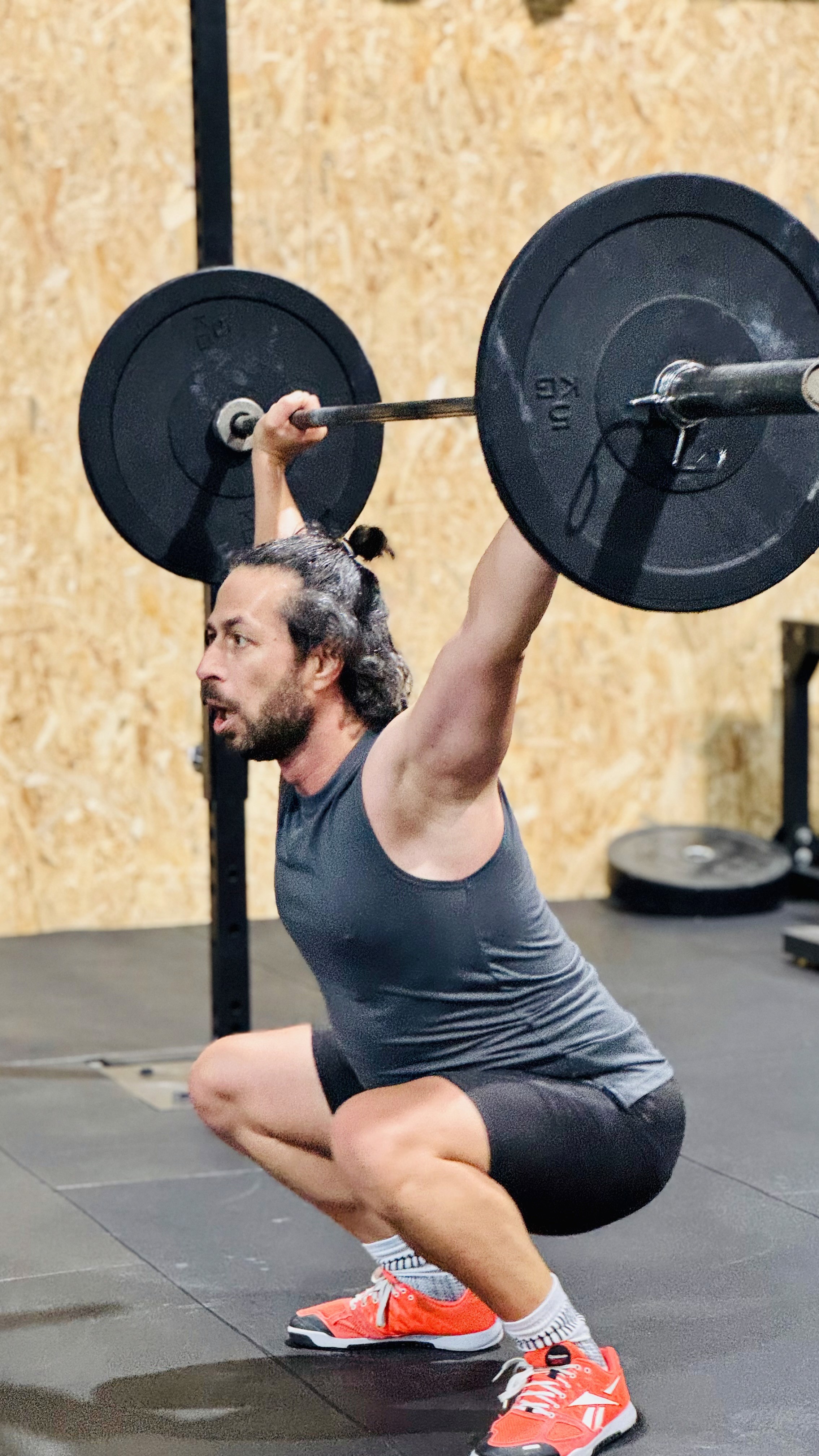 Atleta homem a realizar um snatch