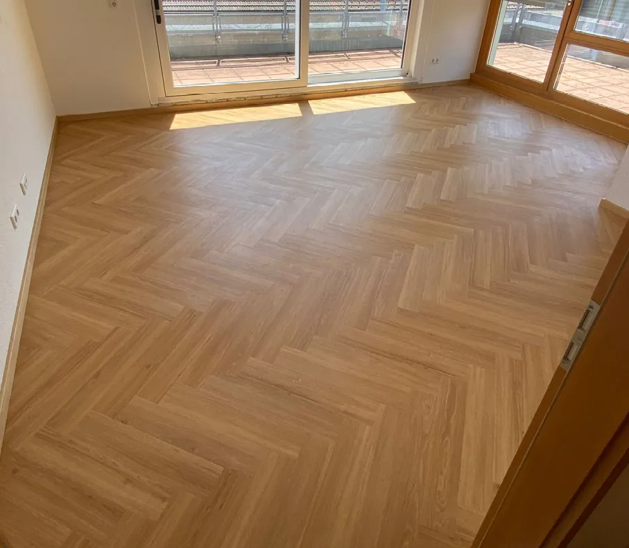 Fertig verlegter neuer Bodenbelag nach der Sanierung mit eingefräster Fußbodenheizung
