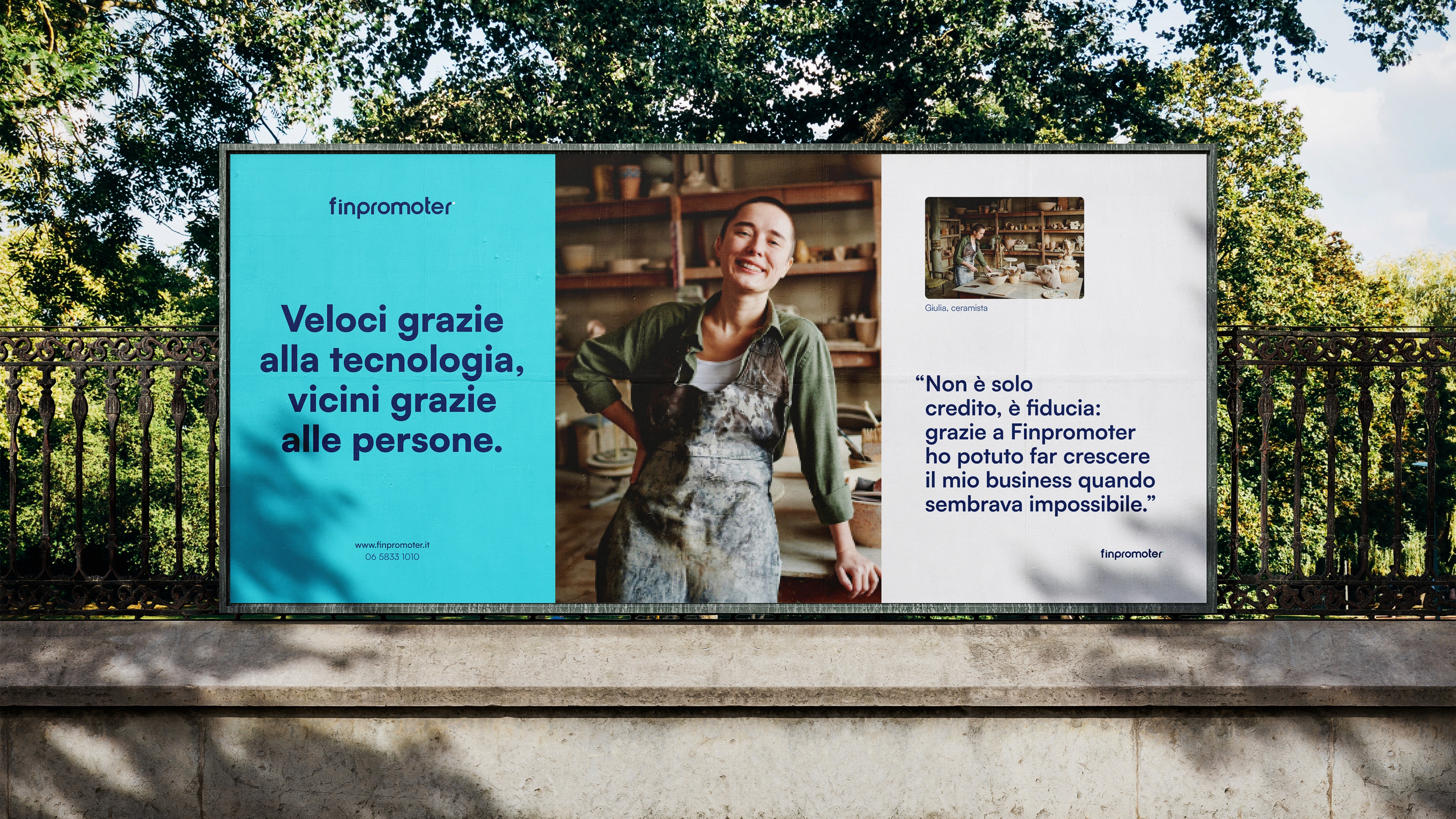Un cartellone per Finpromoter con un'artista ceramica sorridente nel suo laboratorio. Il testo recita “Veloci grazie alla tecnologia, vicini grazie alle persone.” e una testimonianza su come Finpromoter abbia aiutato la sua attività a crescere.