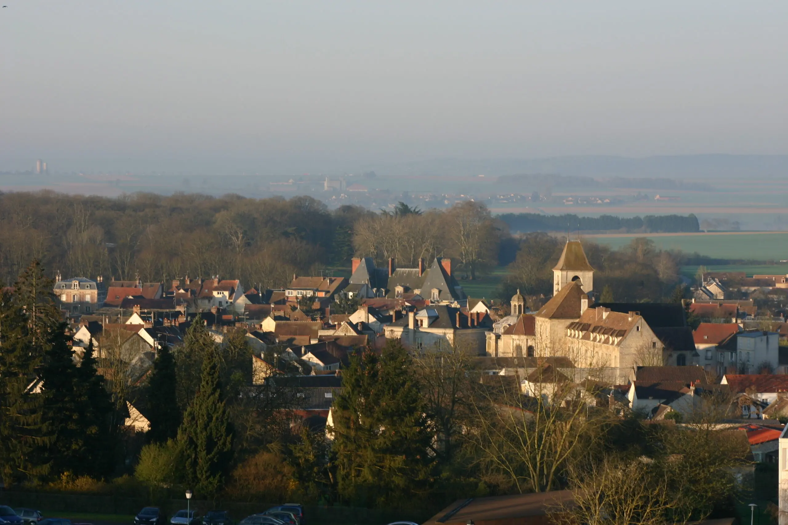 Vue sur les toitures du centre-bourg de Marines dans le Vexin (95)