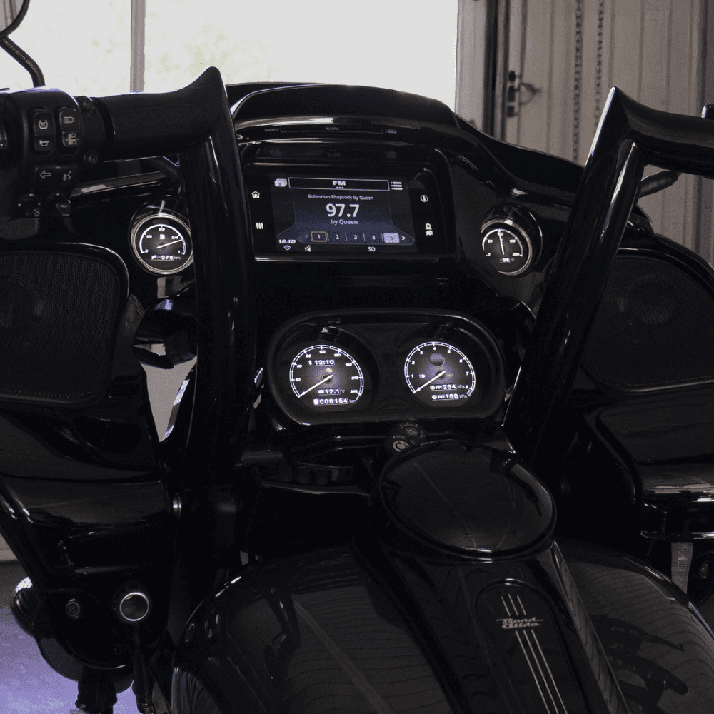 KOSO HD-03X eingebaut im Cockpit einer Harley-Davidson Road Glide