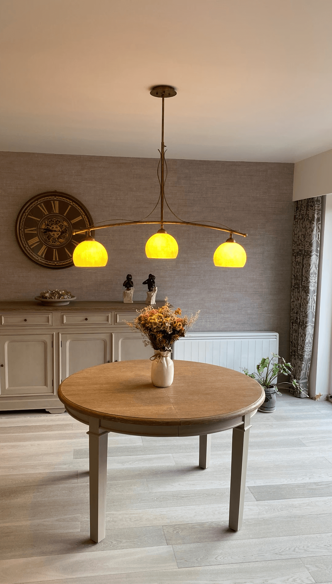 Maatwerk hanglampen boven de eettafel van Bellini Lighting met warm licht en luxe afwerking