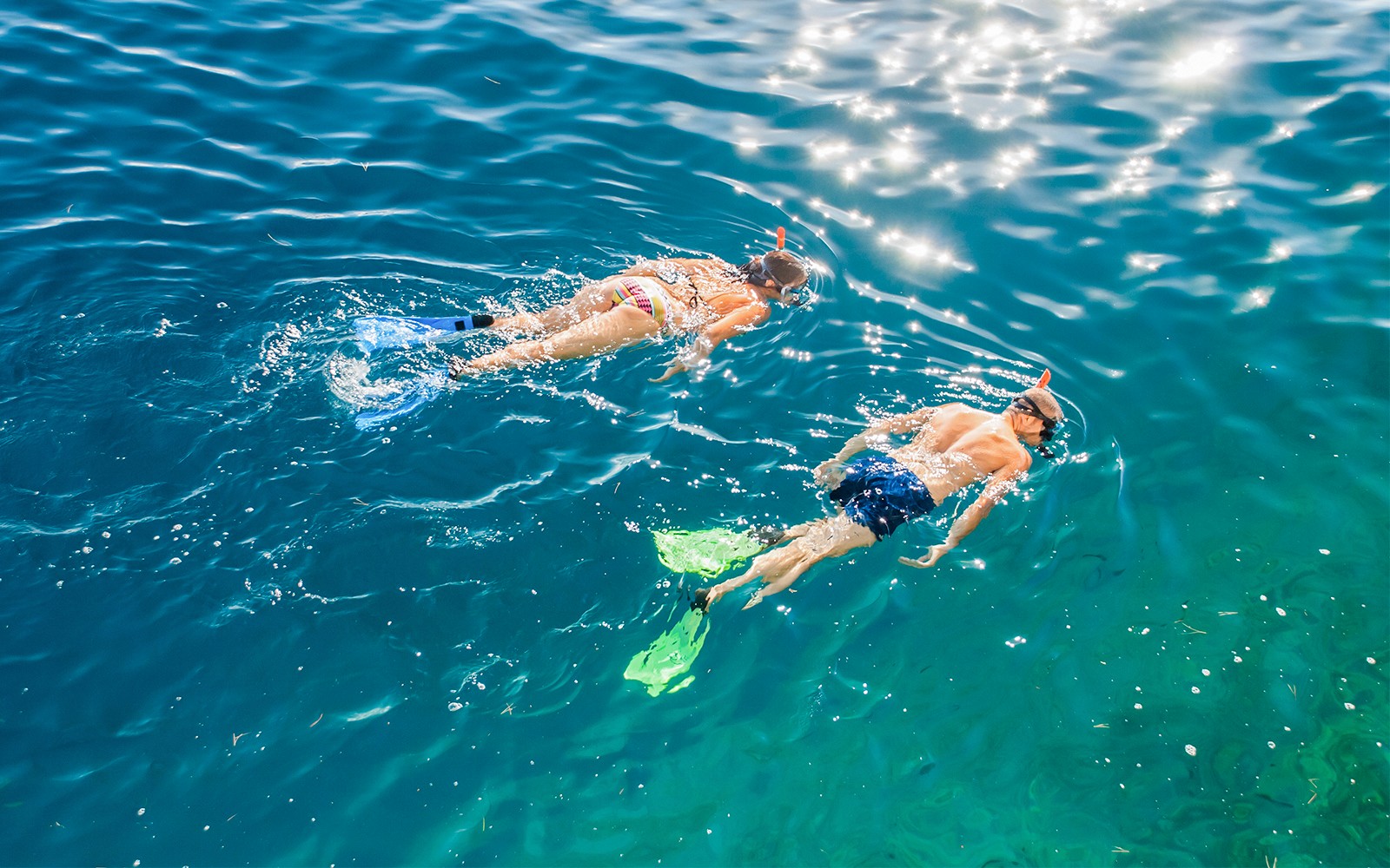 Par som snorklar i det klara vattnet i Blå lagunen.