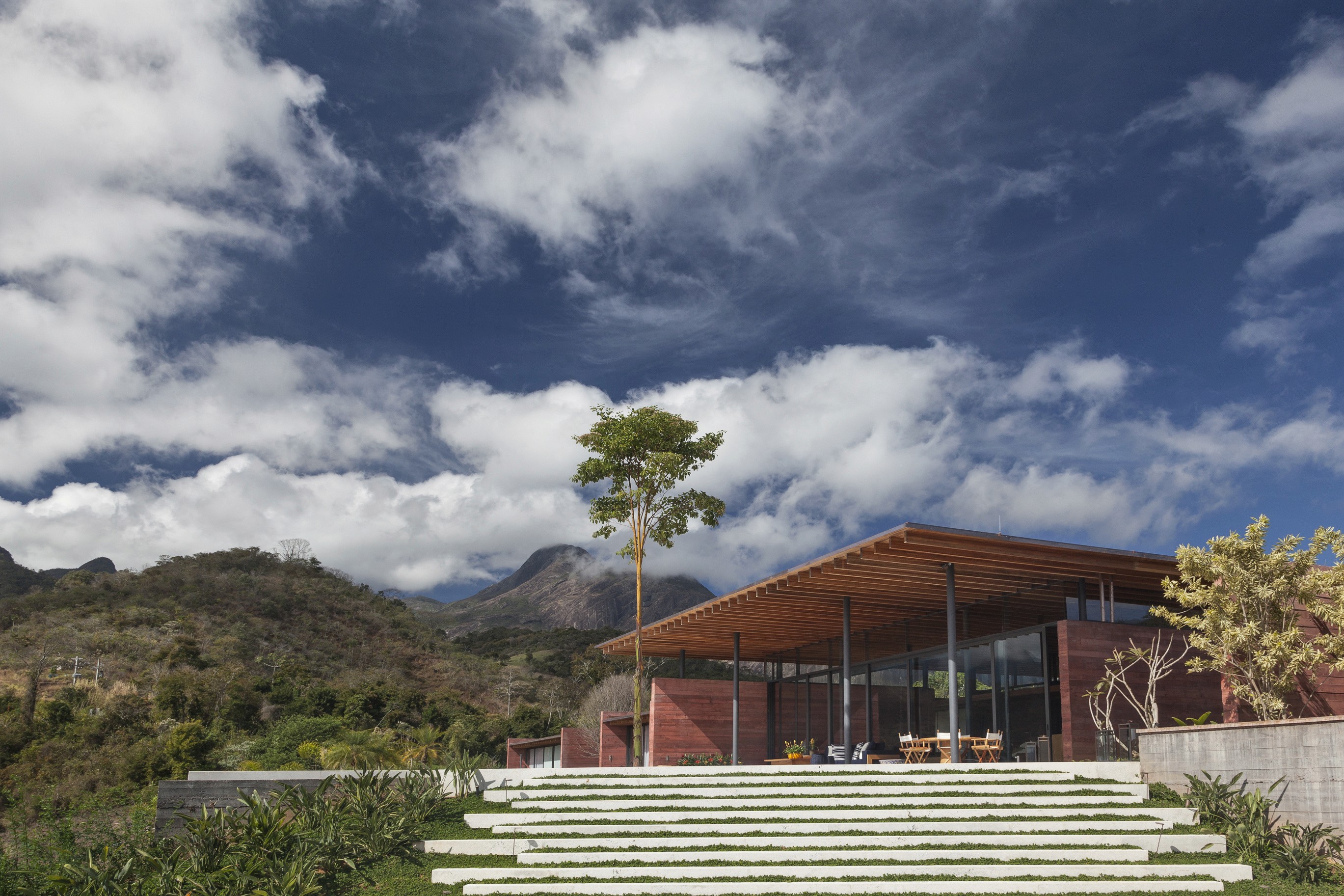Outdoor view of the house 