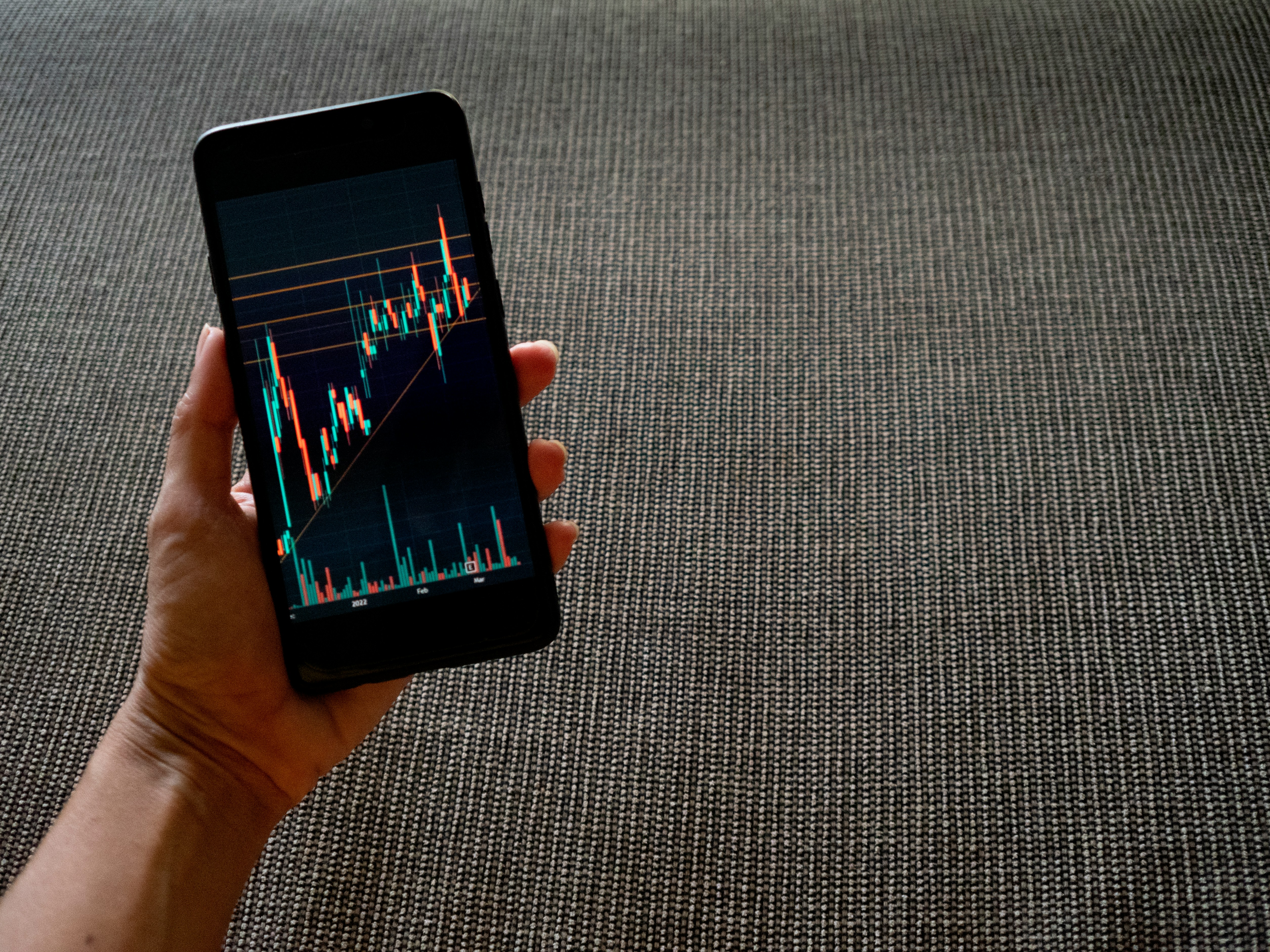 Komplett guide om confirmation bias i trading. Lär dig känna igen när du filtrerar information, varför hjärnan gör det, och konkreta strategier för att motverka det.