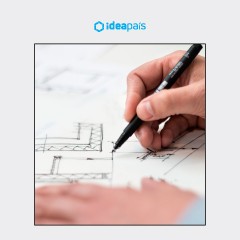 Portada de Descentralización: ¿por qué y cómo hacerlo?, estudio de IdeaPaís, mostrando una foto de una persona escribiendo sobre una hoja, rodeada de un borde en color blanco invierno.