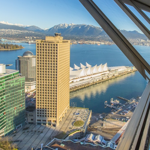 在瞭望塔内 - 面向加拿大广场/游轮港口