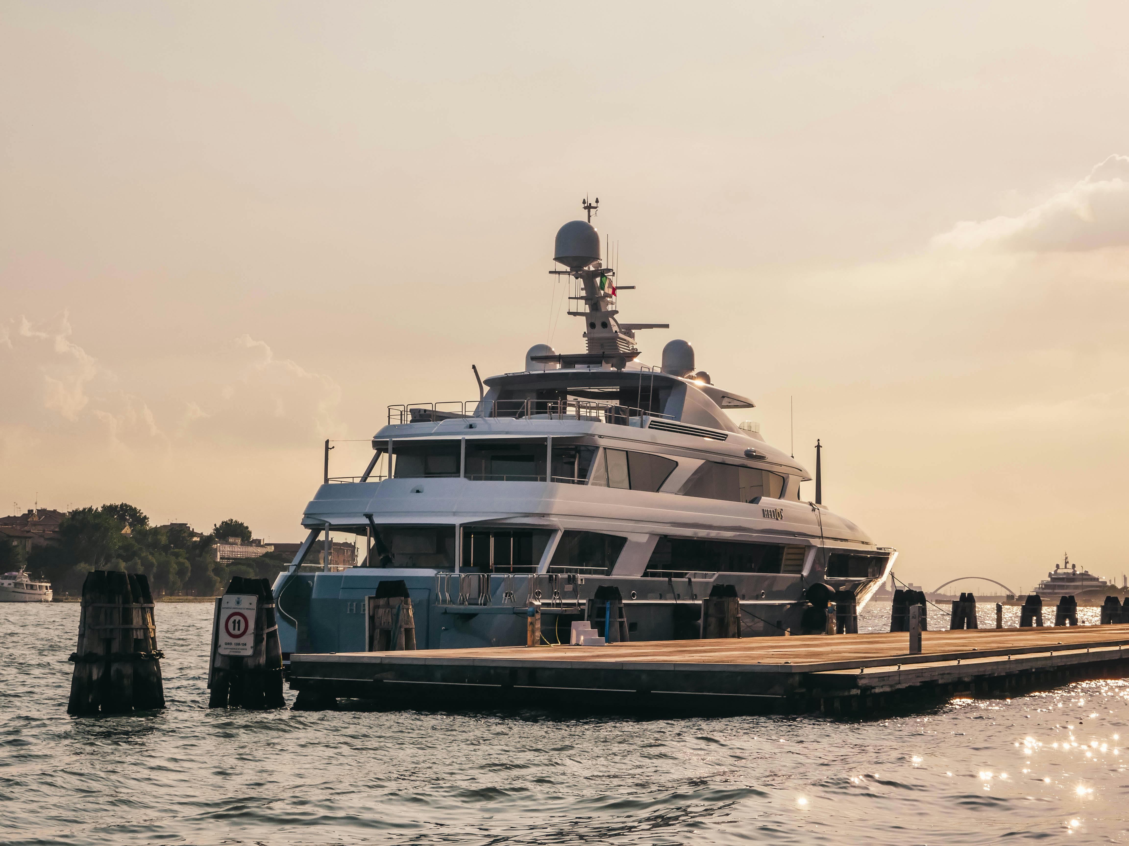 Superyacht ormeggiato in un porto turistico, a titolo esemplificativo della normativa sul cabotaggio per imbarcazioni battenti bandiera estera in Turchia.