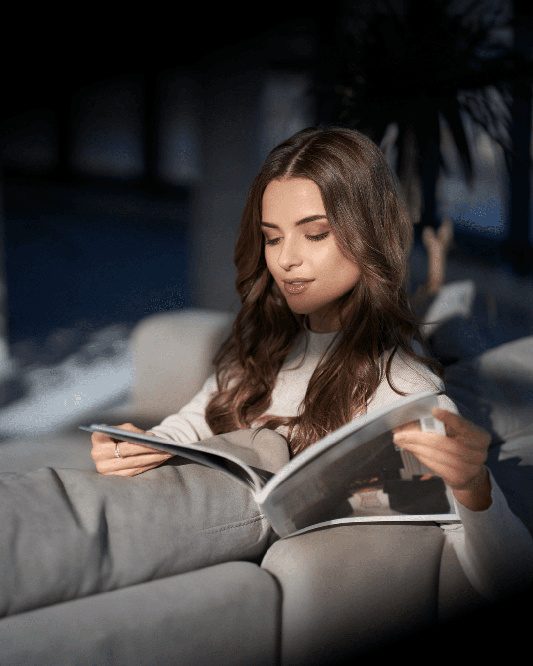 Women in suit smiling gesture