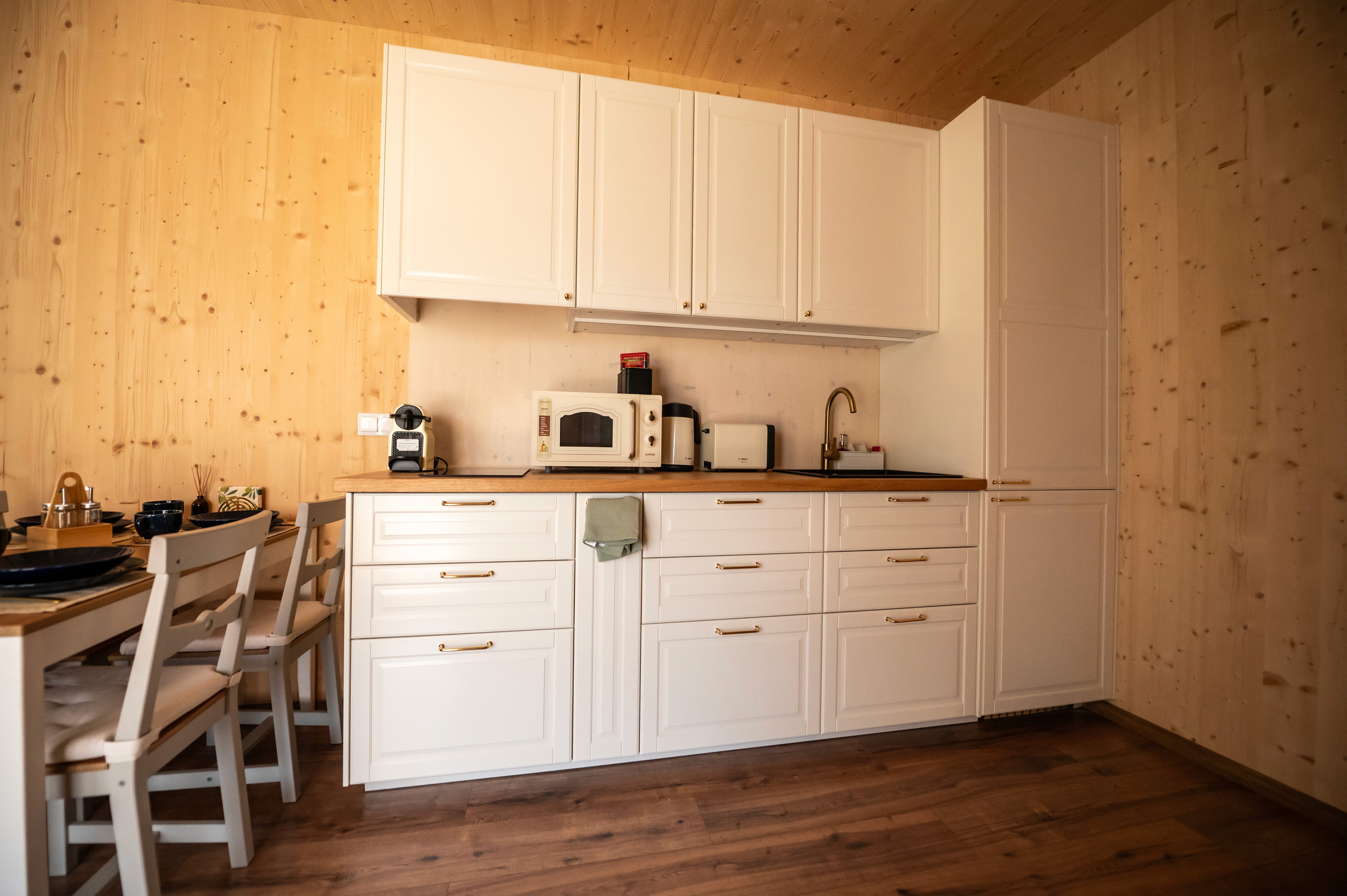 Beépített konyha fotója, modern fehér vidéki stílusú és teljesen felszerelt.