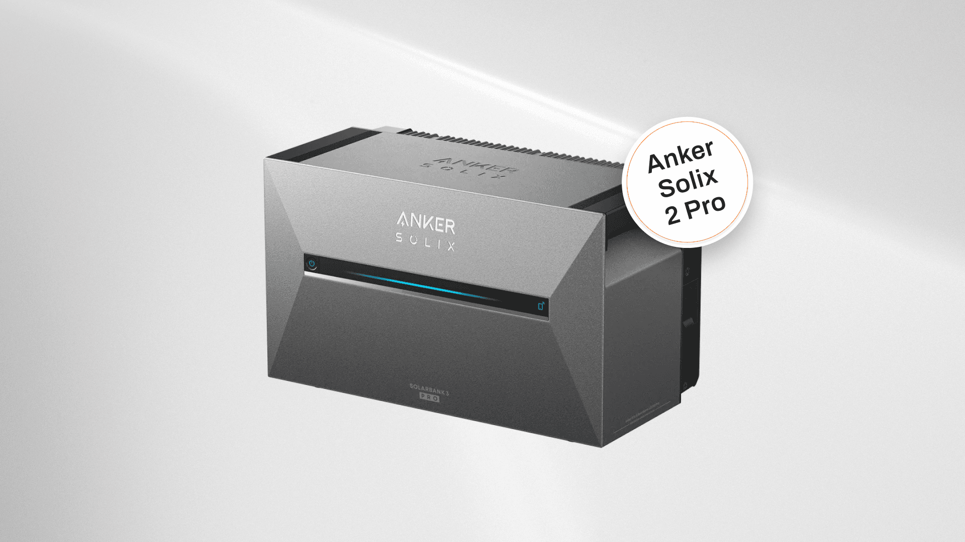 Eine kompakte Solarbatterie vor einem weißen Hintergrund.