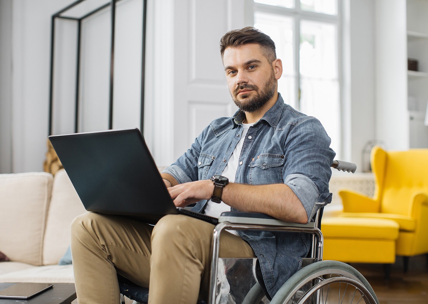 Persona con disabilità che lavora da remoto utilizzando strumenti digitali per il lavoro agile