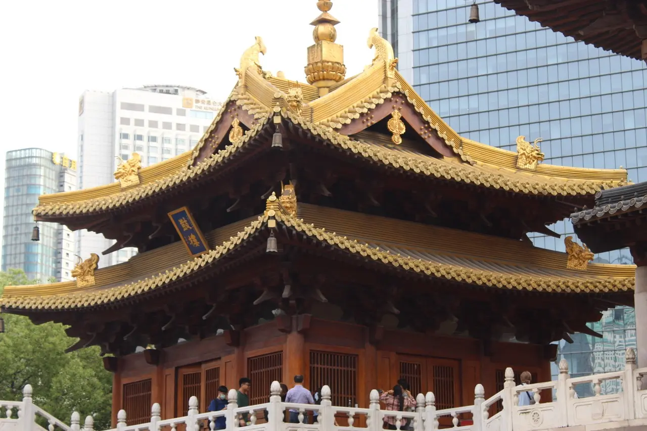 jing'an tempel tussen gebouwen in shanghai