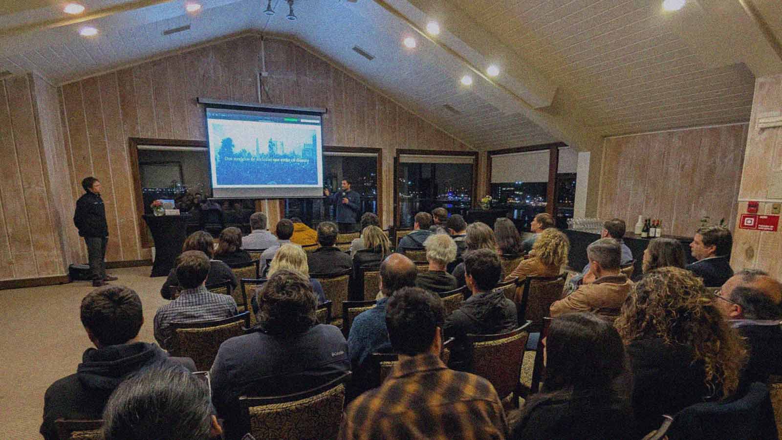 Foto de más de 40 personas que se reunieron para el acto inaugural de la nueva sede regional de IdeaPaís Los Lagos.