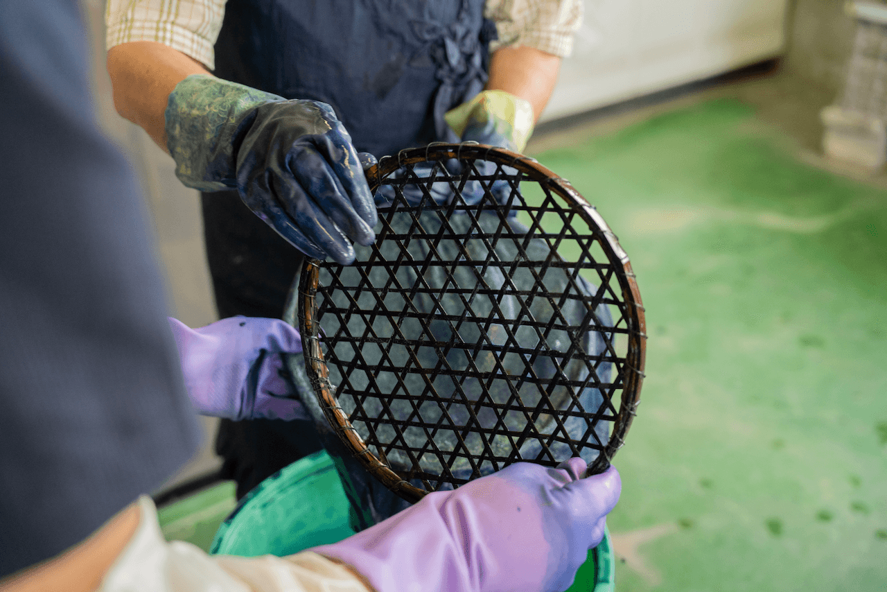 Creating patterns with the indigo dye