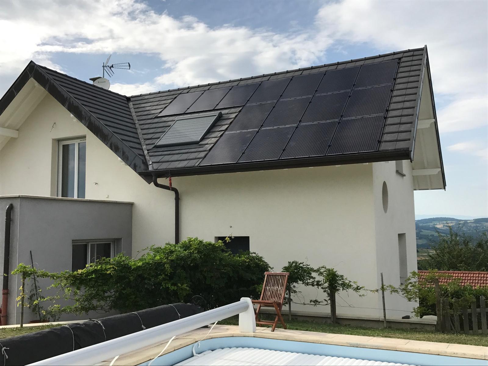 Vue aérienne d'une maison privée équipée de panneaux solaires sur le toit