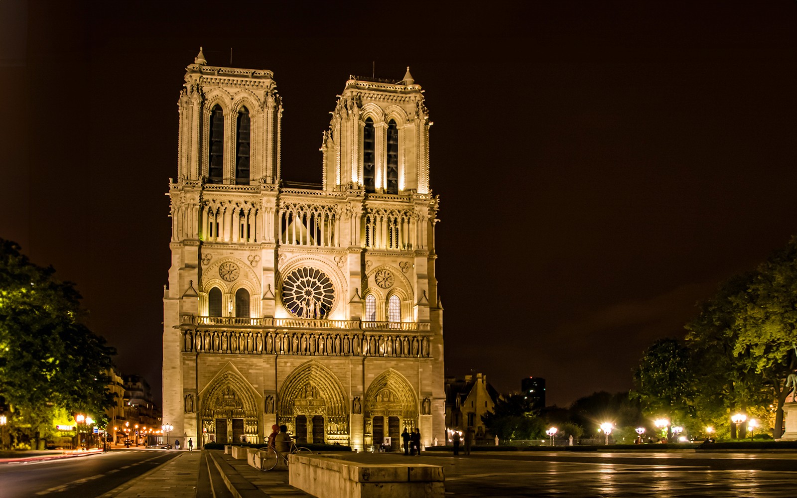 夜晚灯光照耀下的巴黎圣母院,巴黎城市游。