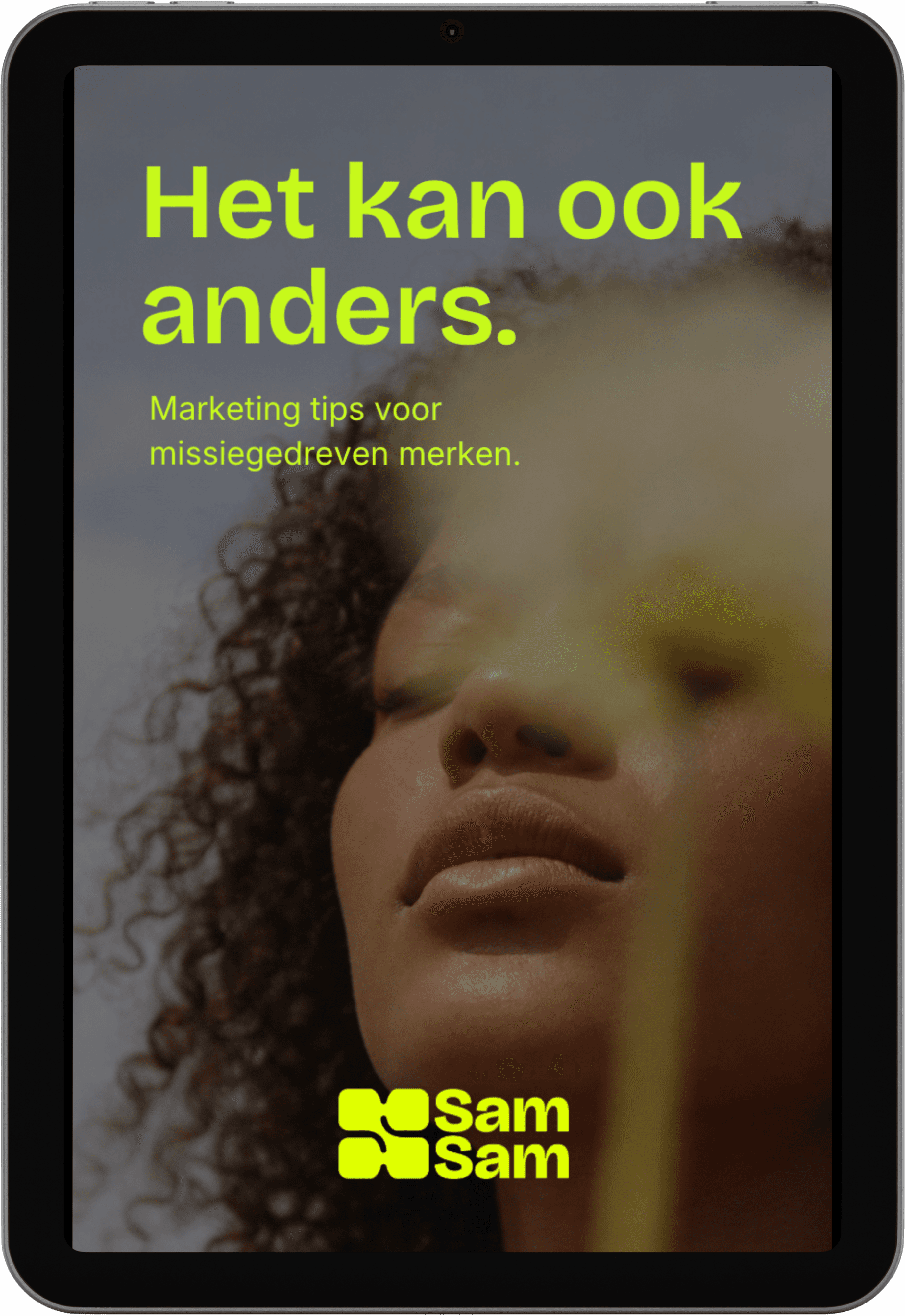 A digital poster featuring a person with curly hair and the text "Het kan ook anders," with a bright yellow accent.