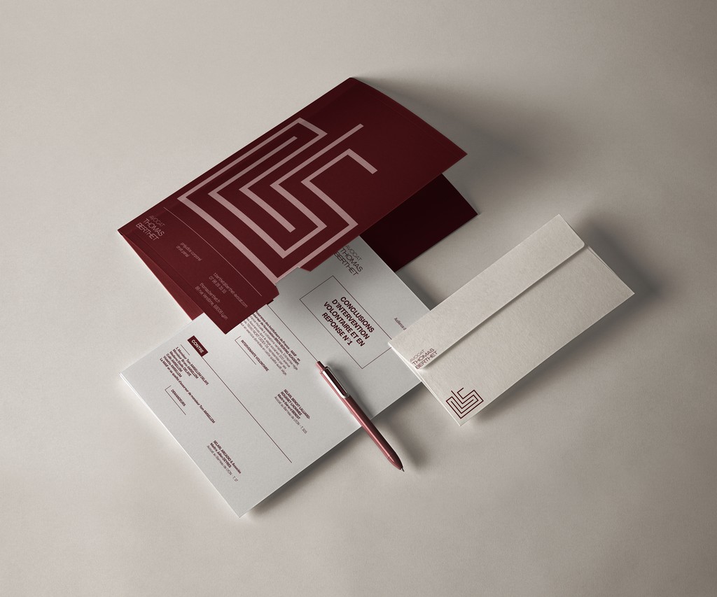 Déploiement d’une identité visuelle minimaliste et structurée pour un avocat indépendant, adaptée aux supports imprimés tel qu'une enveloppe, pochette, mise en page.