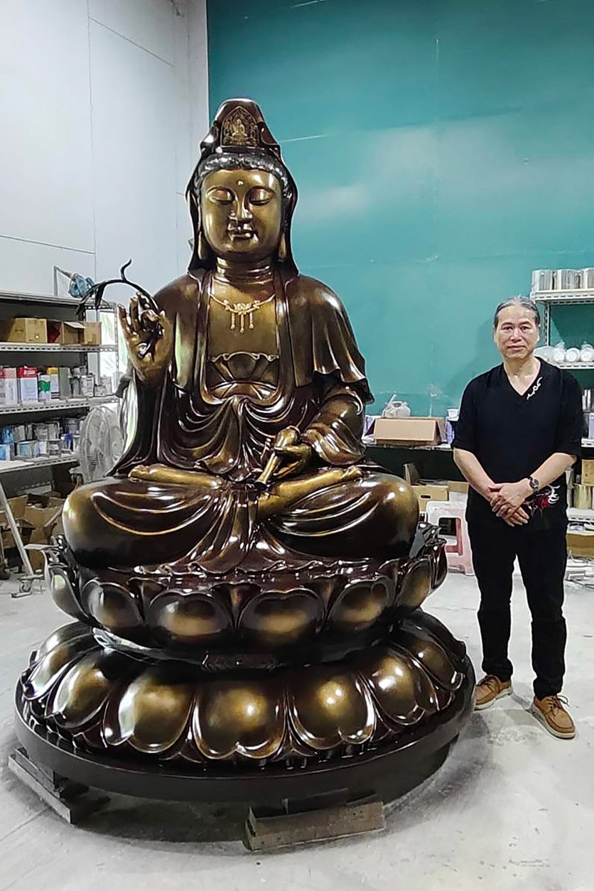 緬甸客製化佛像第二尊:坐佛、蓮座與右側站立人物。