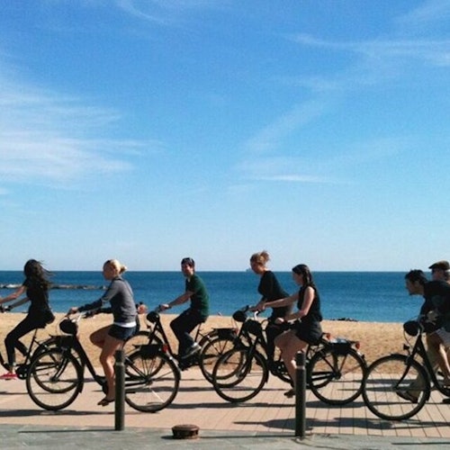 巴塞罗那塔，沿着海滩骑行！
