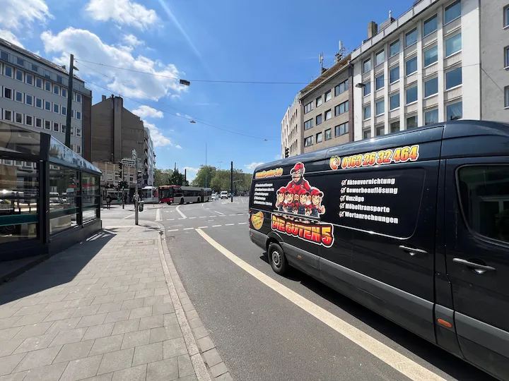 Firmentransporter an einer Hauptstraße in der Düsseldorfer Innenstadt