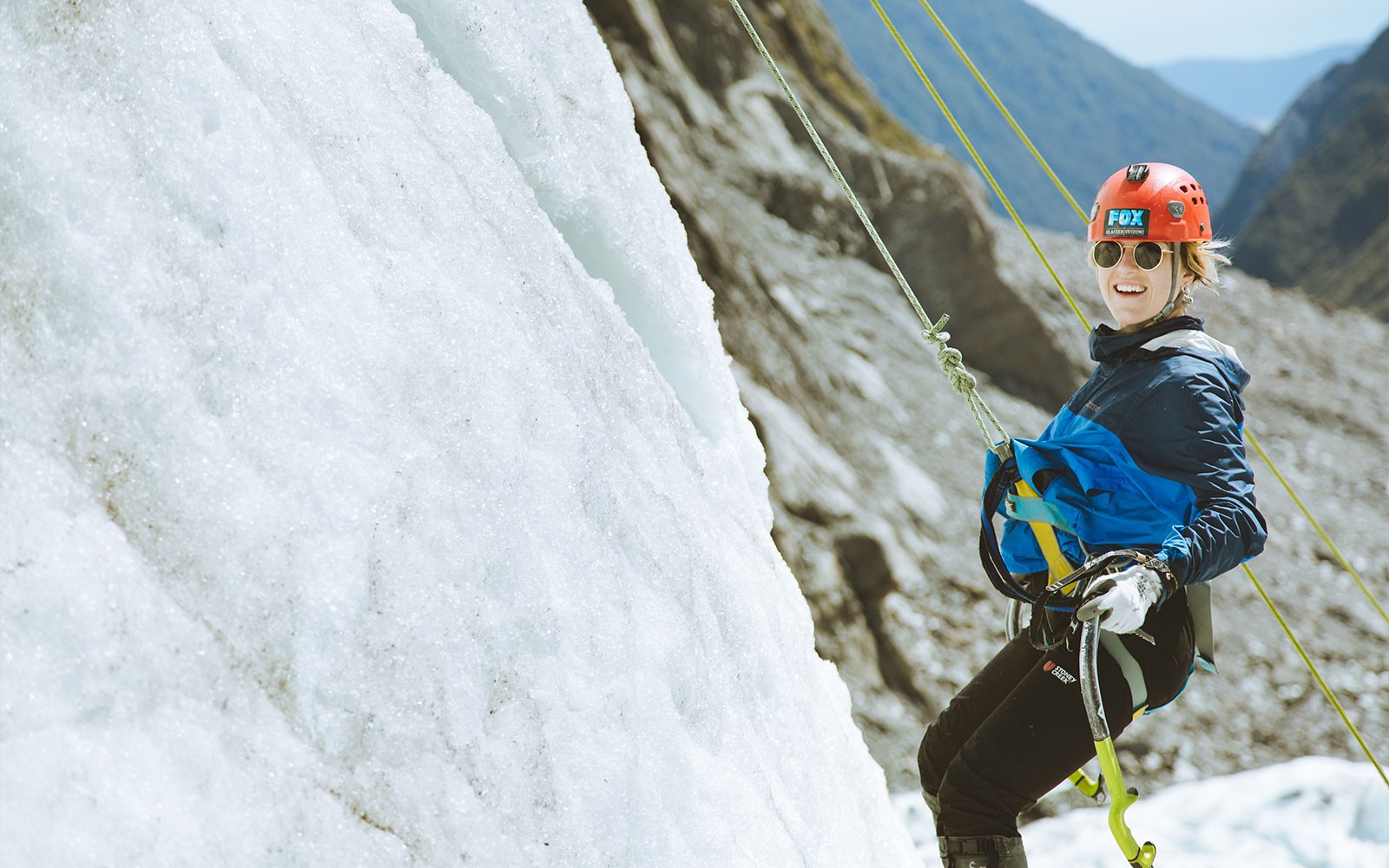Turista escalando el glaciar Fox durante la experiencia de escalada en hielo en helicóptero en Nueva Zelanda.