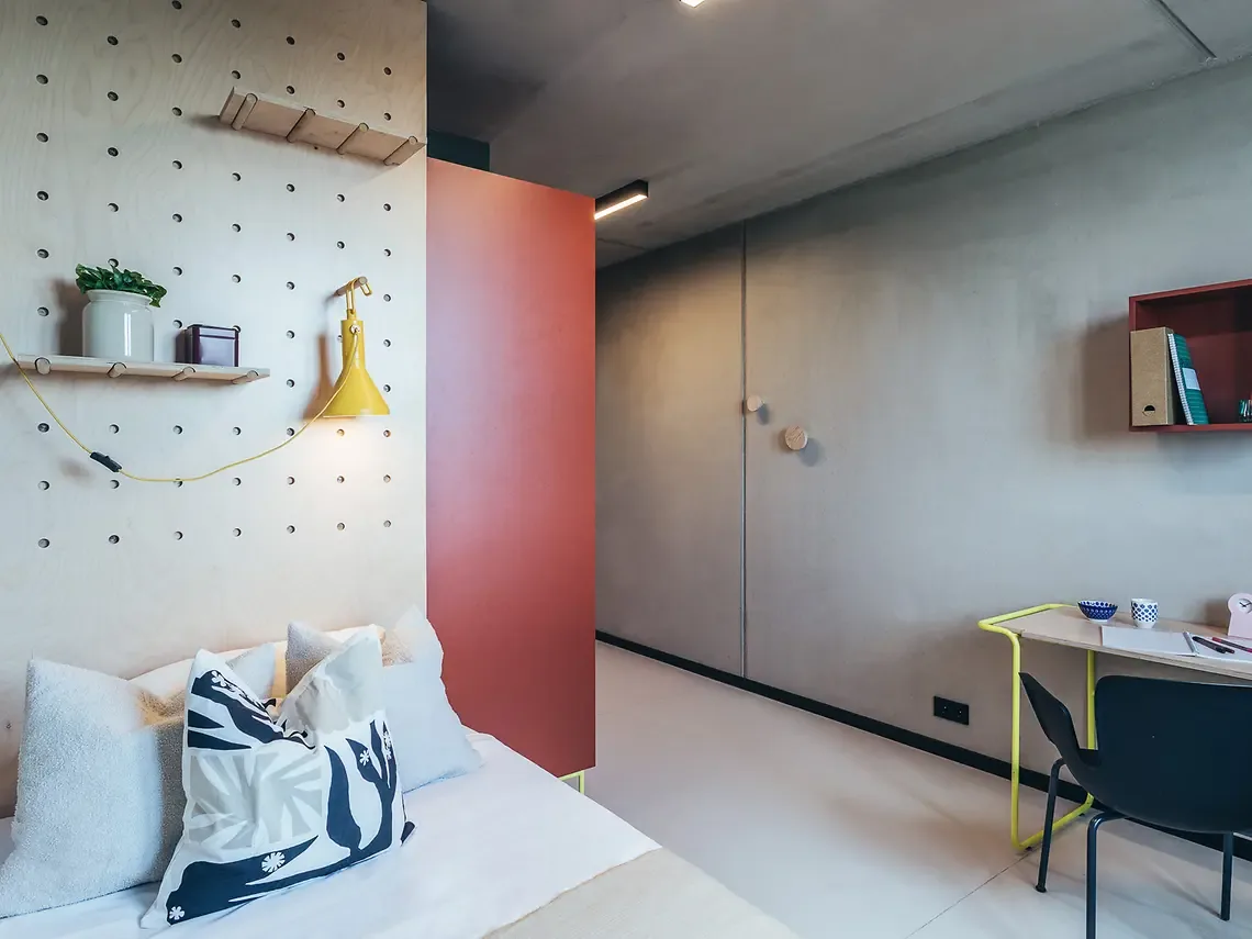 Furnished student studio in Göttingen with bed, desk and modern storage