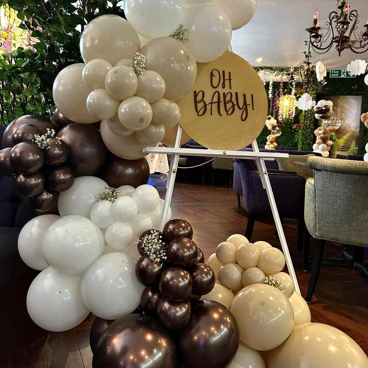a couple of drinks sitting on top of a table