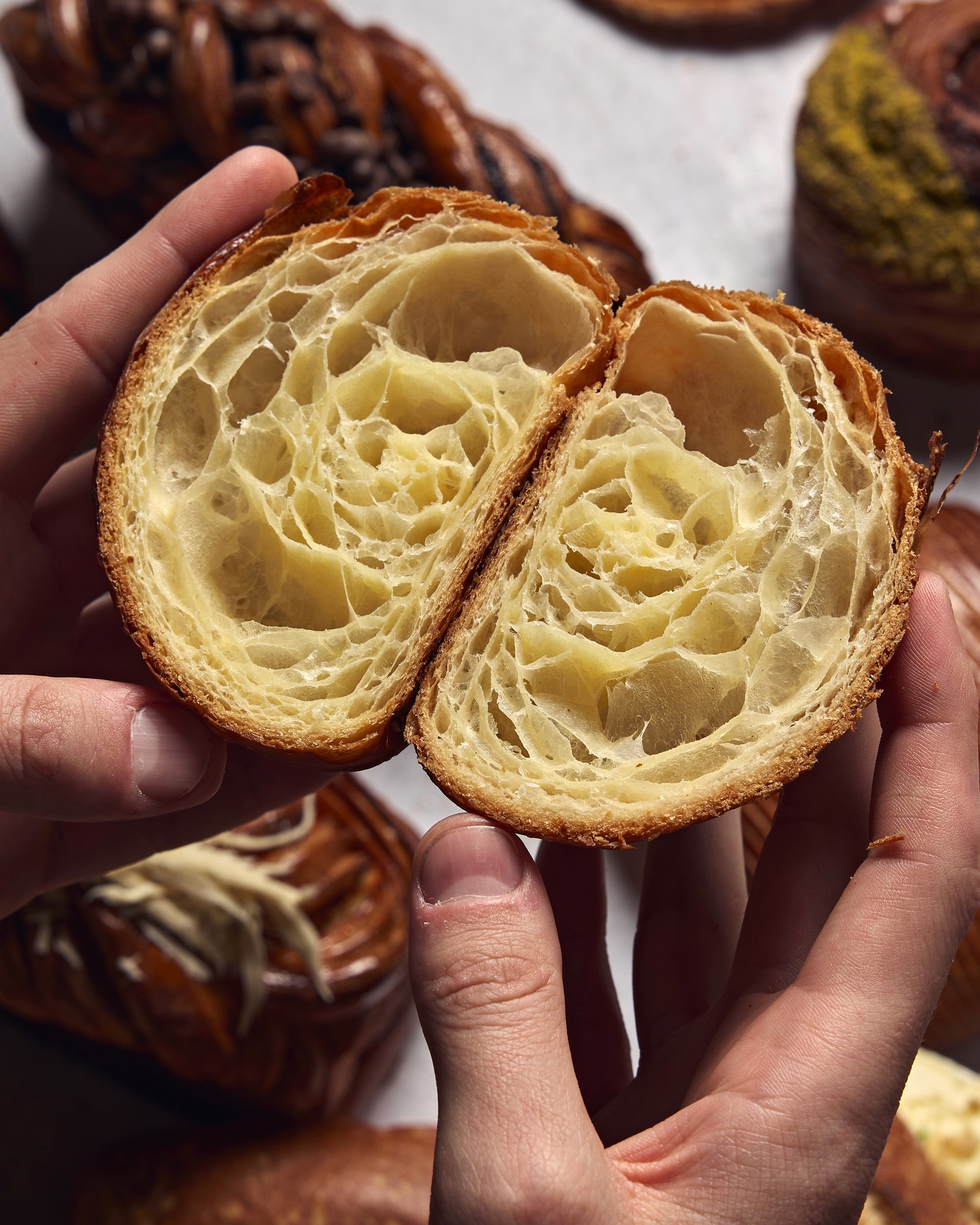 קרואסון חמאה פריך בשכבות, אפוי טרי מדי בוקר
