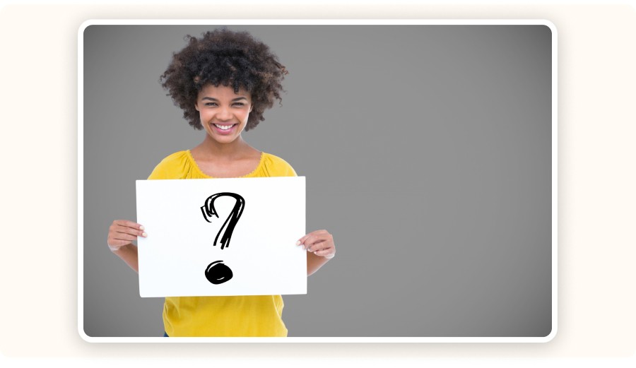 Femme souriante tenant panneau avec point interrogation question aide information&nbsp;