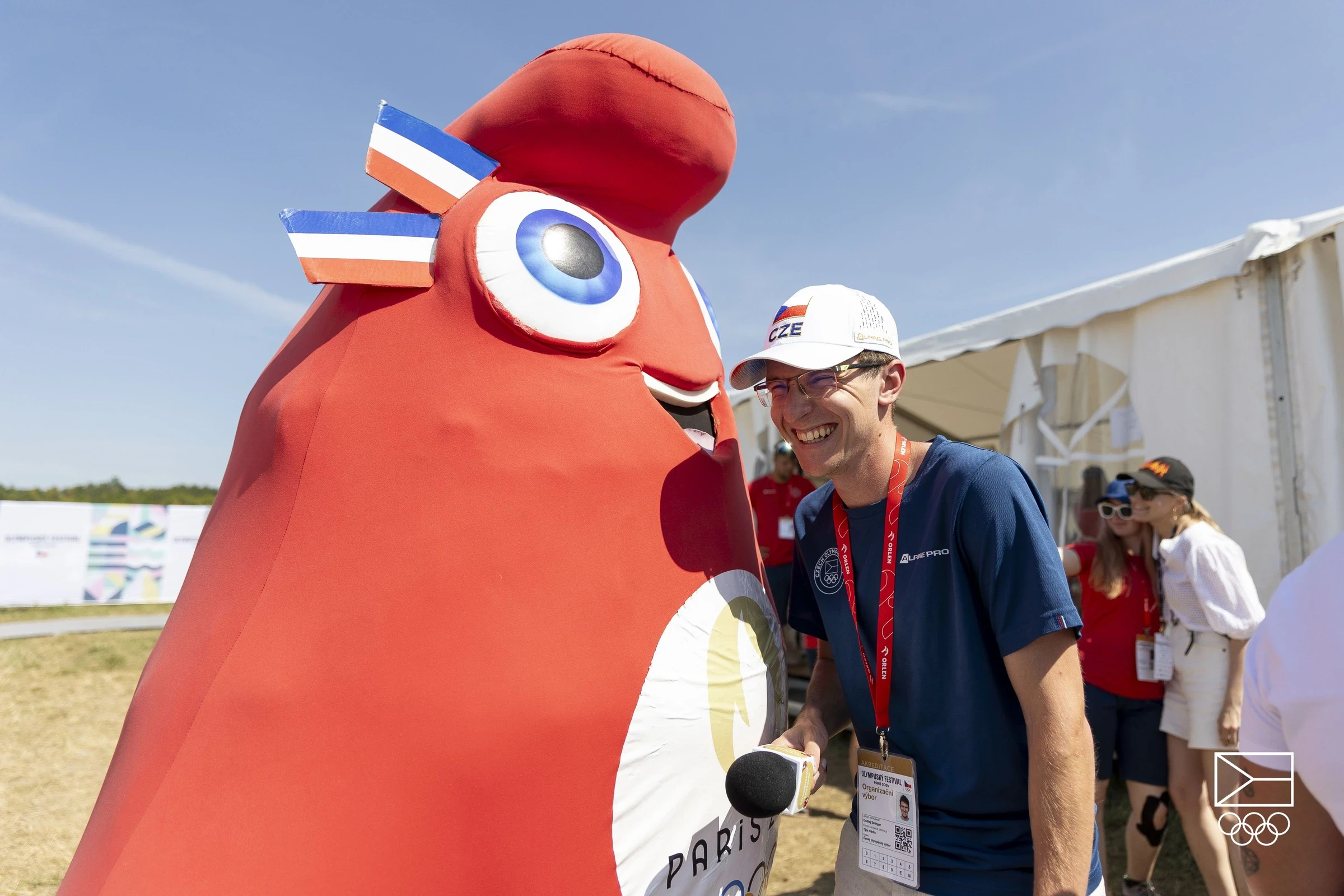 Sportovkyně v klobouku drží stříbrnou trofej na Olympijském festivalu