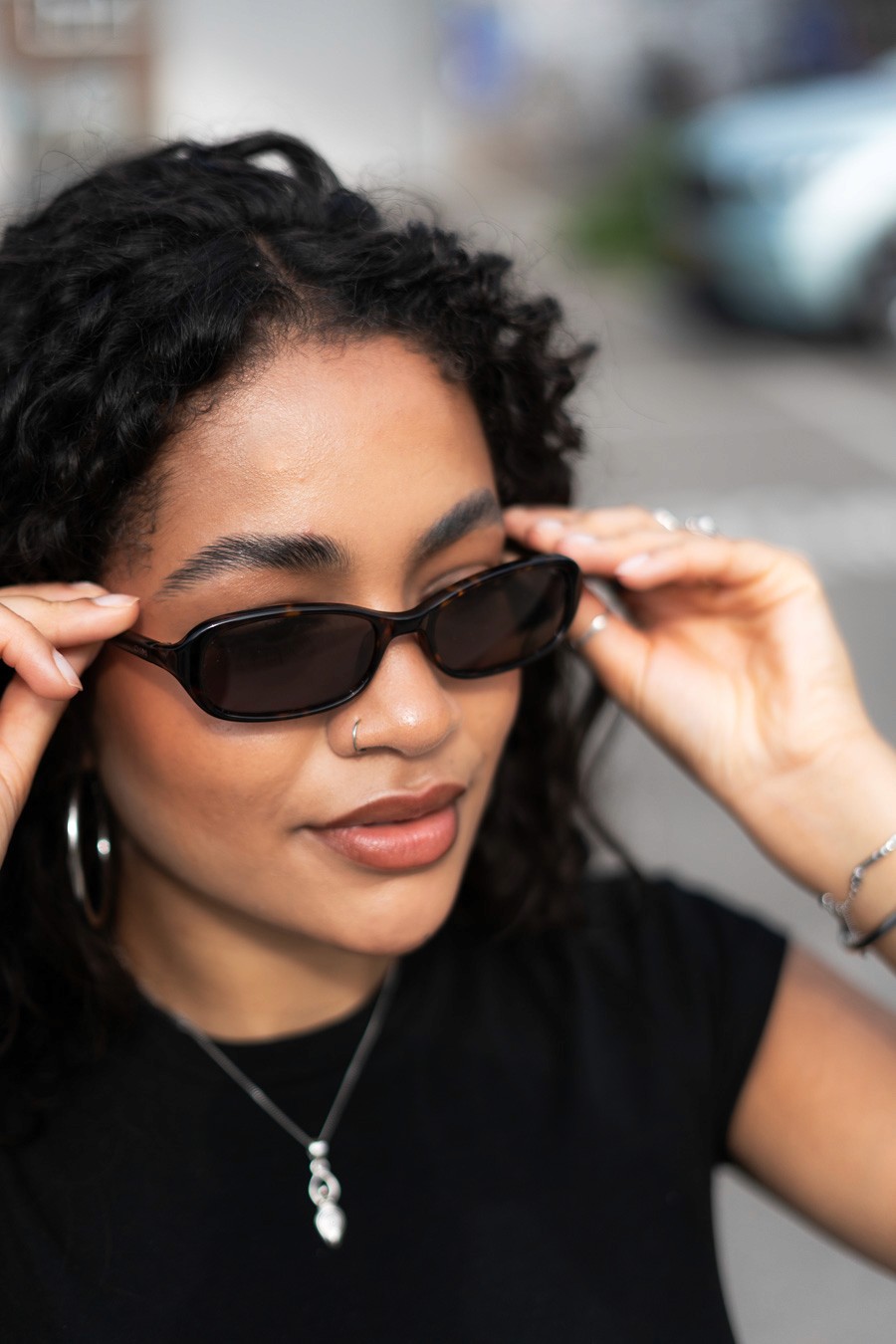 meisje met een roze shirt en gouden chimi bril