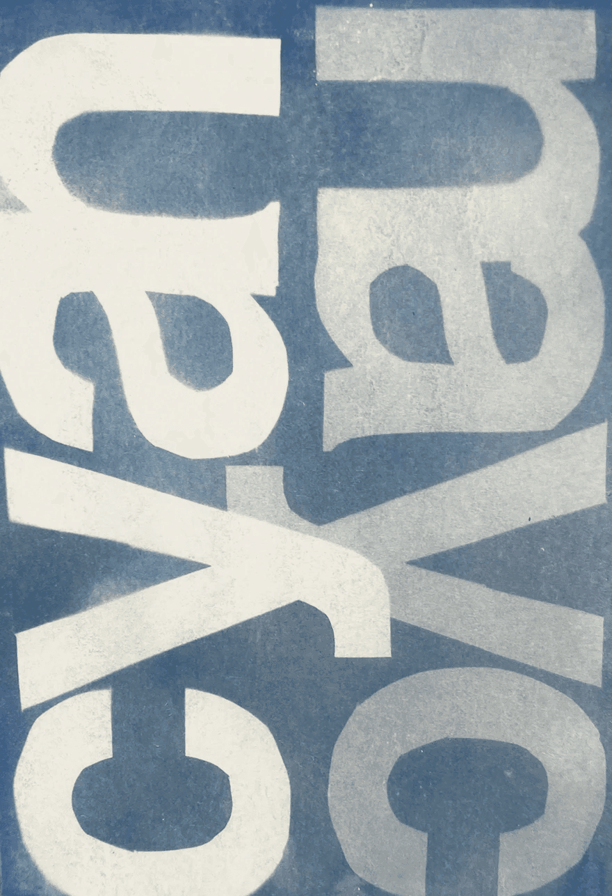 Experimentelle Typografie im Cyanotypie-Verfahren: Buchstaben C, Y, A, N in Helvetica als grafisches Designelement im Blaudruck.