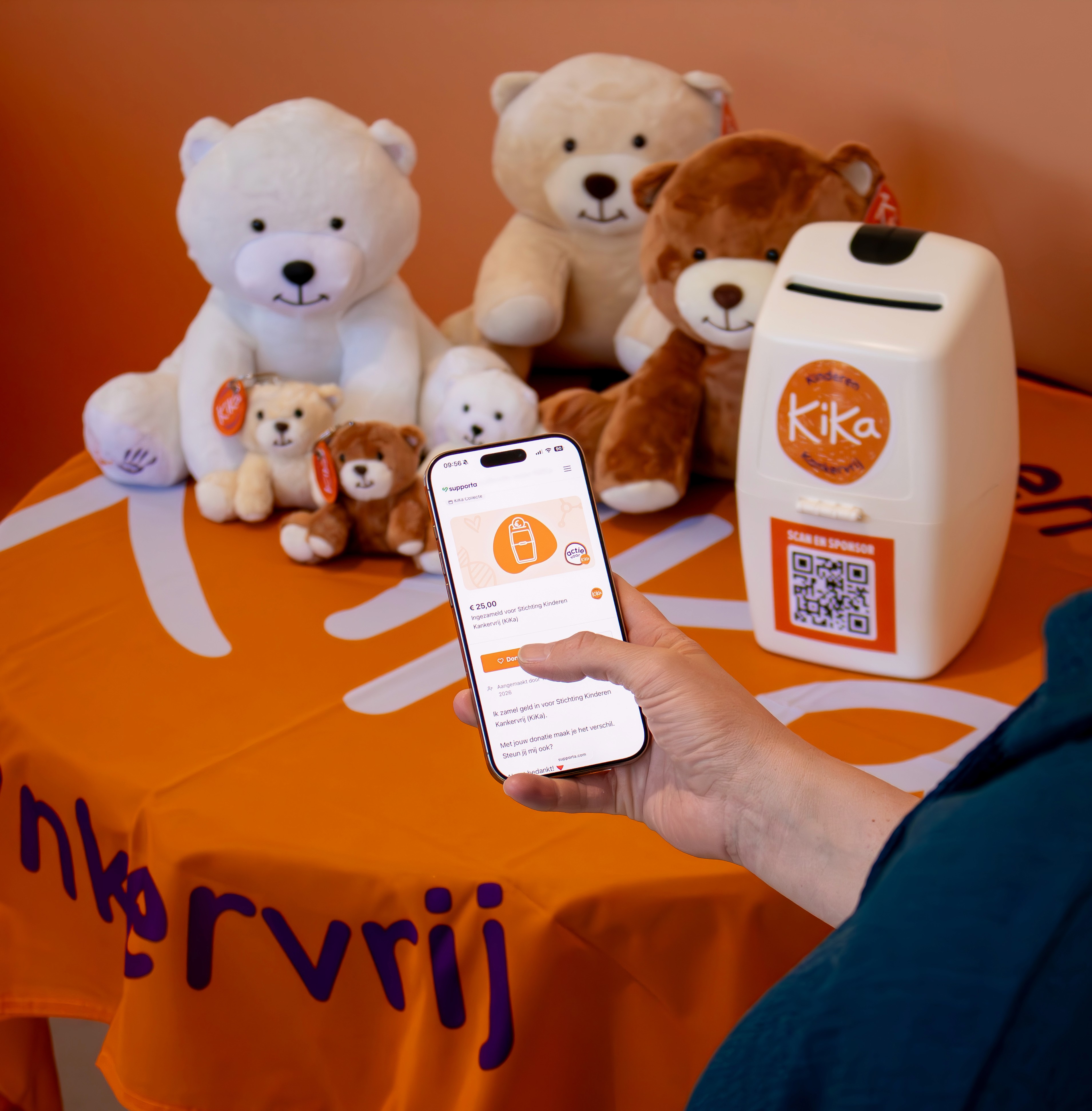 KiKa collectebus met KiKa knuffelberen