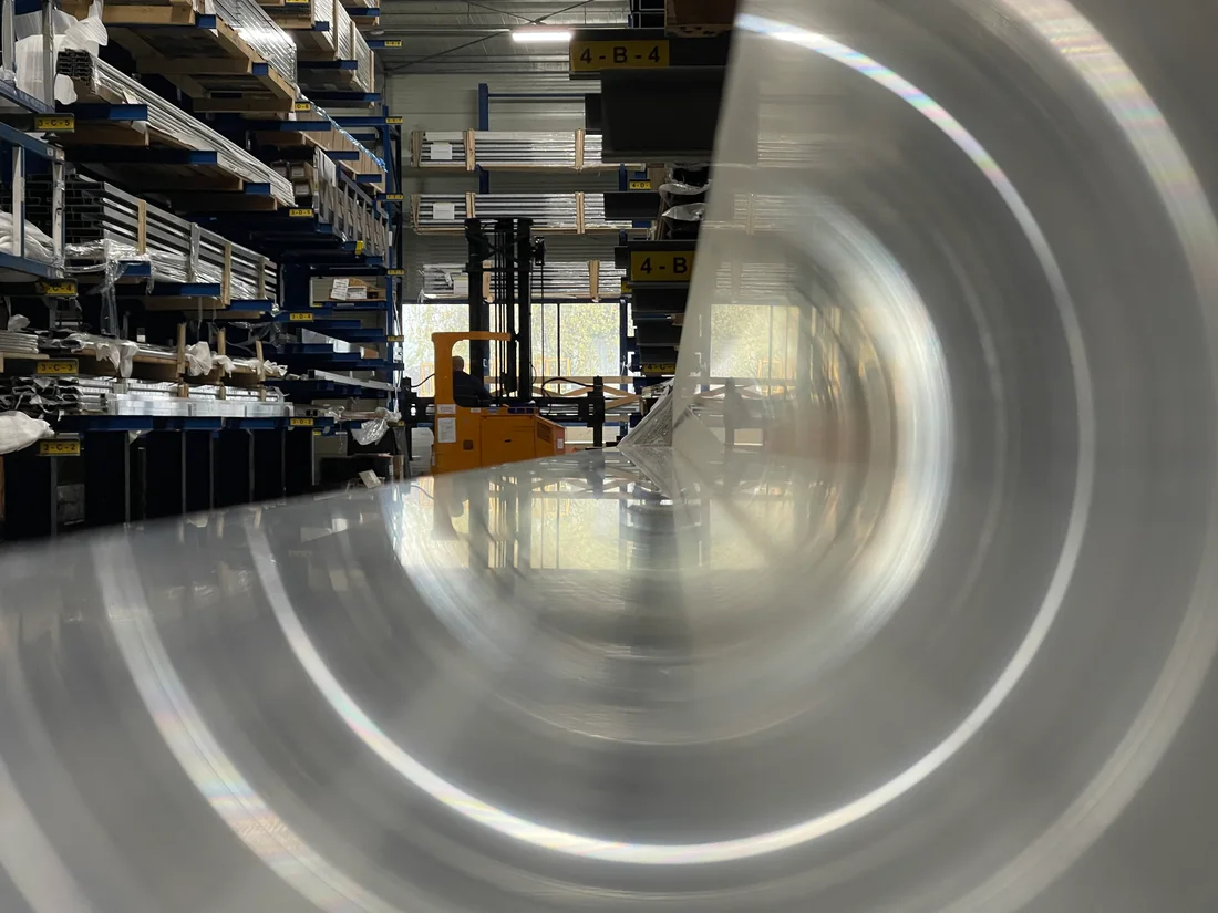 Blick durch ein gerolltes Metallblech ins GIG-Materiallager, aufgenommen von einem Workshop-Teilnehmer.