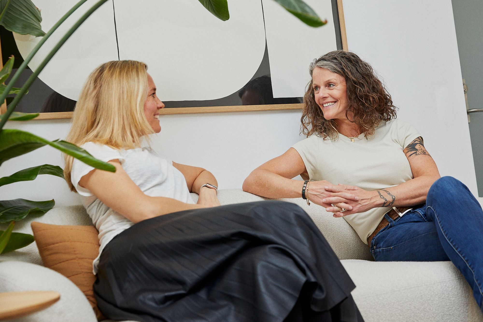 Nanna Skytt Pilmark, virksomhedsansvarlig læge, og Gitte Bennich, behandlingsansvarlig læge og gynækolog, i samtale i en sofa