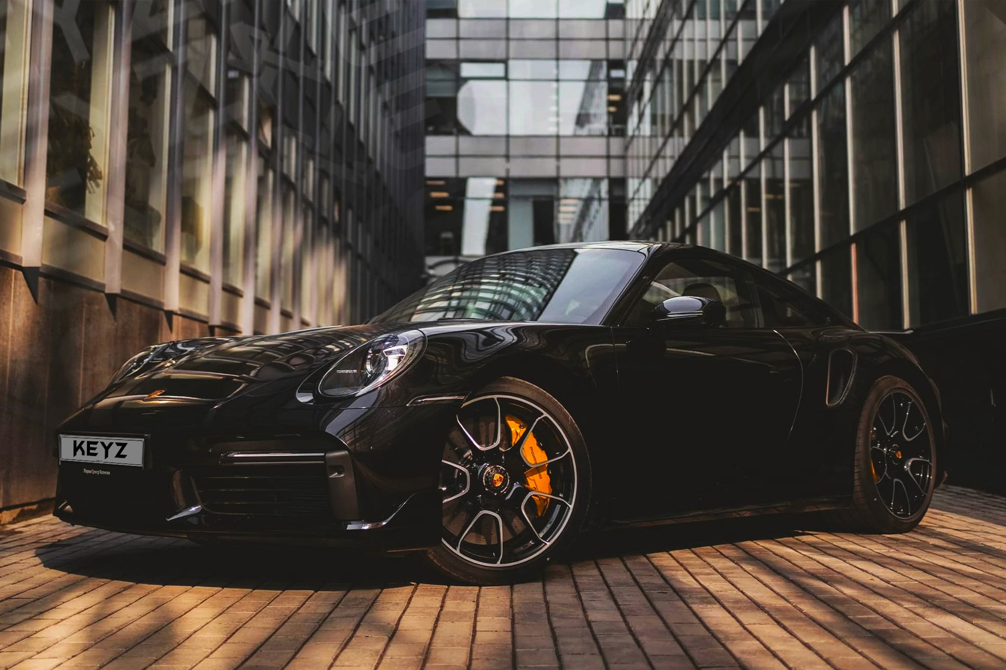 Vue extérieure Porsche 911 Turbo S Noir – Location Supercar à Dubaï | Keyz Rent