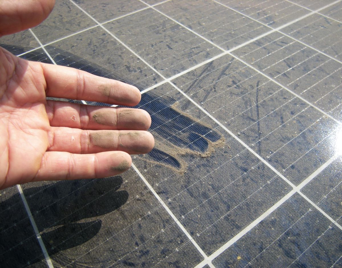 Cat de des se curata panourile fotovoltaice in romania, praf pe panouri