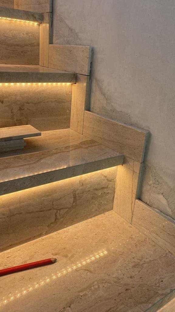 Ponceuse murale/plafond en action — préparation des surfaces avant peinture.