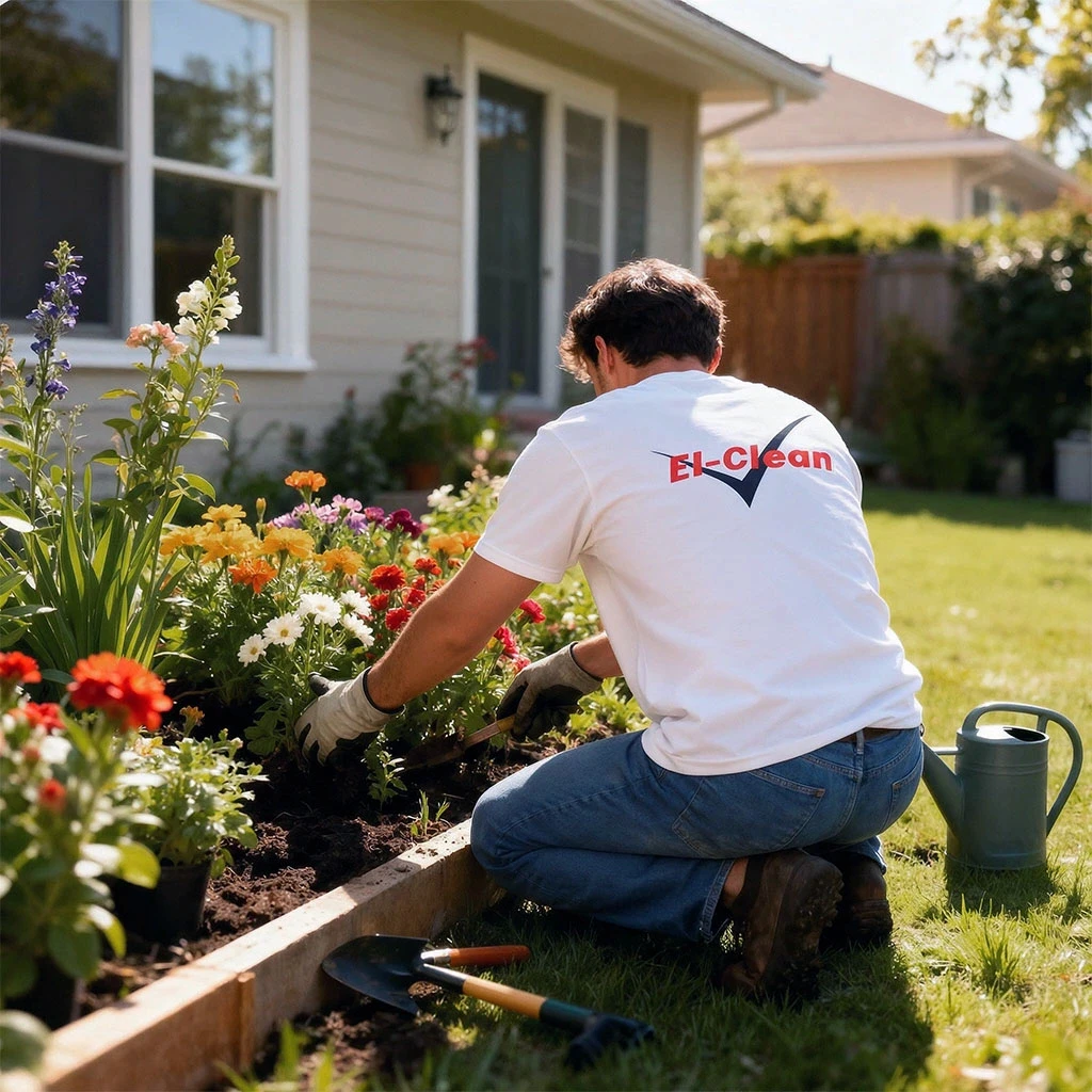 Mężczyzna sadzący rośliny w ogródku przy domu. Ma na sobie koszulkę el-clean