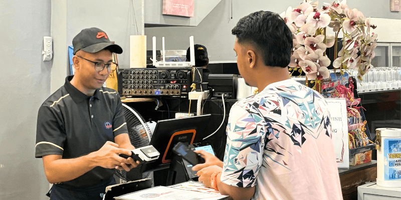 Staf kafe di Johor Bahru menggunakan sistem POS StoreHub.