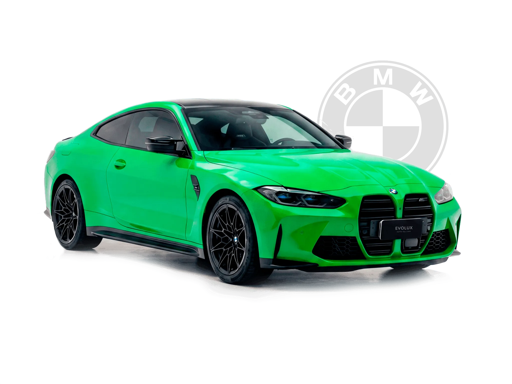 BMW M4 Competition verde brillante recortado sobre fondo gráfico con logo BMW detrás