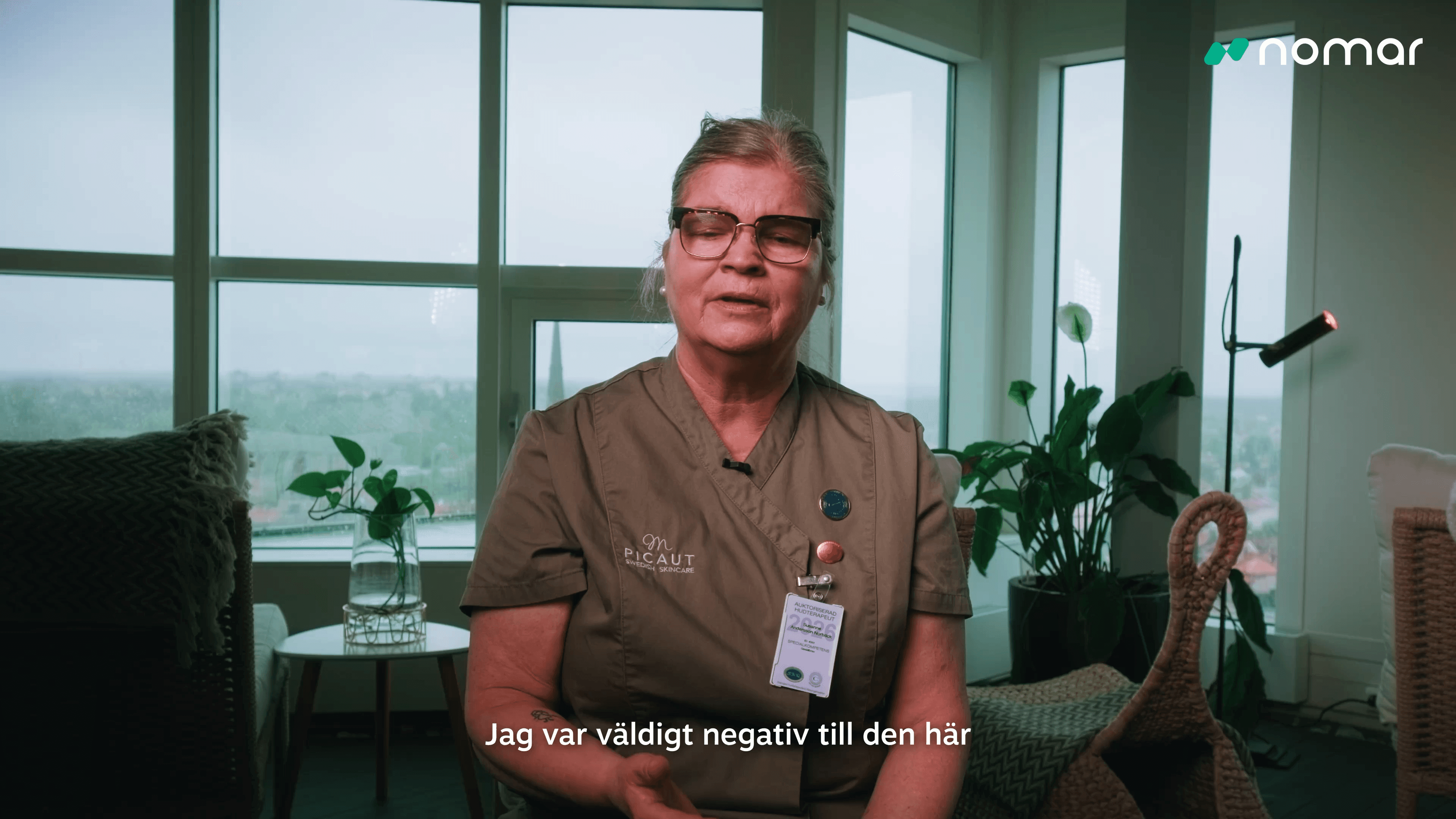 Lugn loungemiljö med stora fönster och utsikt över staden