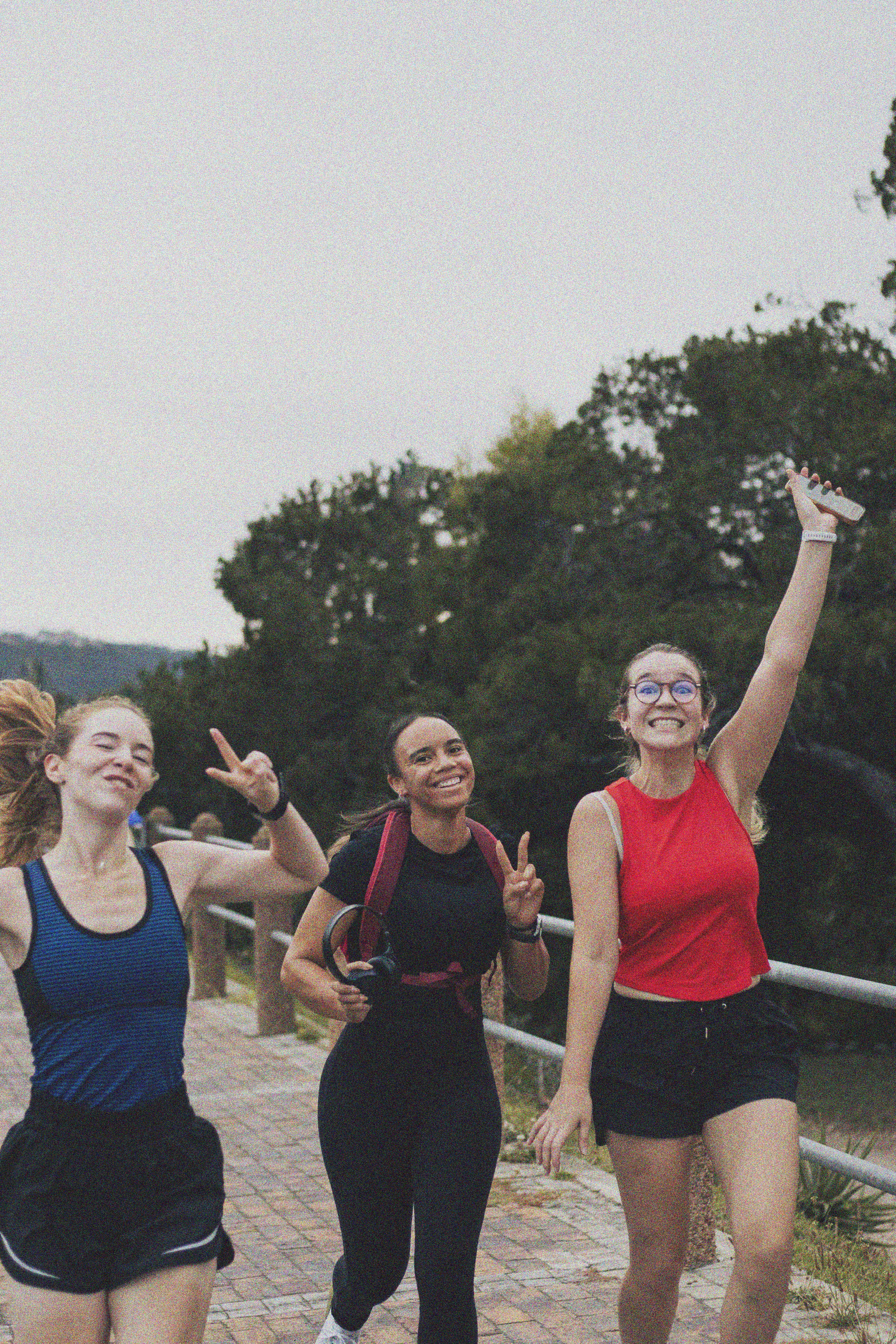 3 filles en train de courir