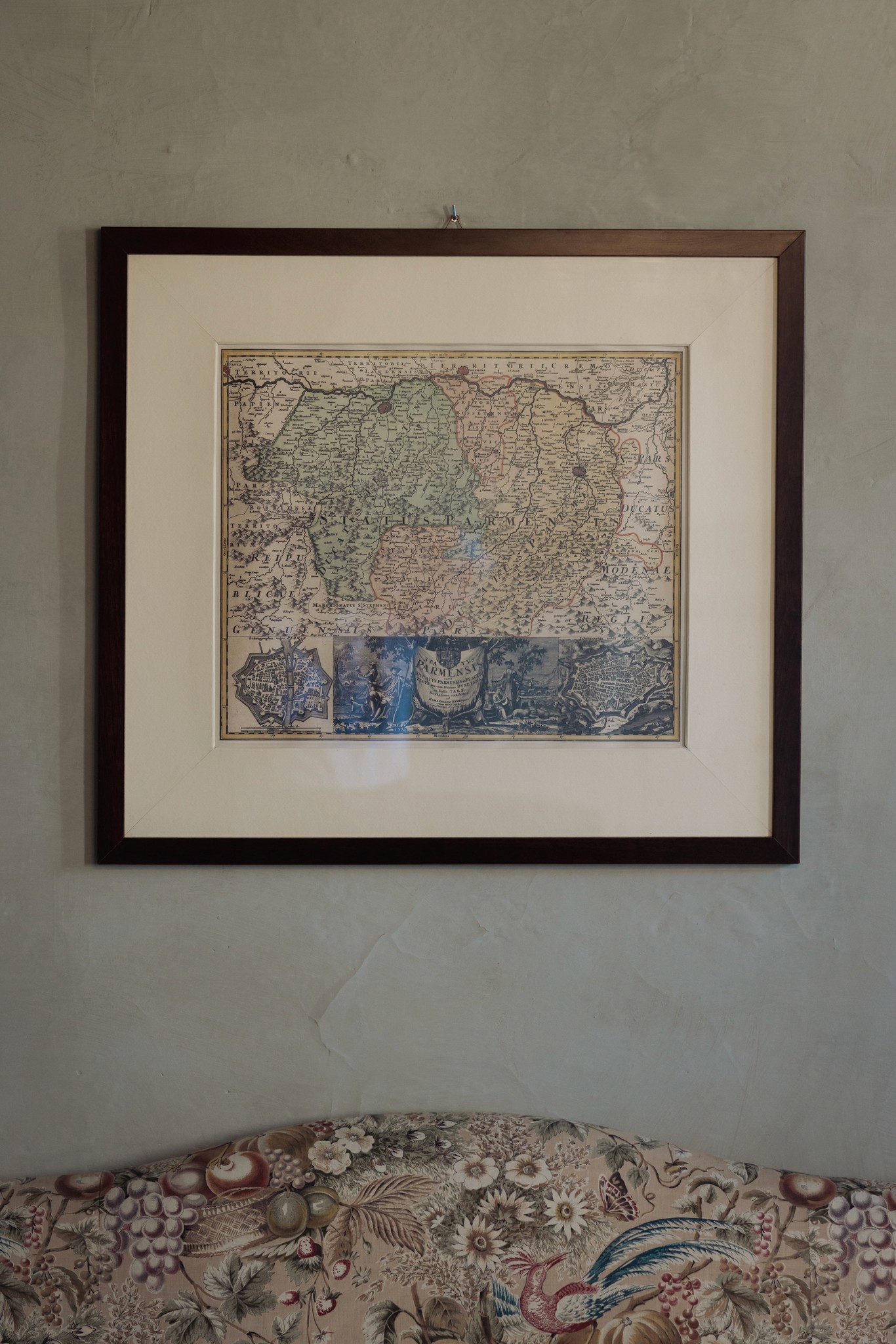 Mappa incorniciata sopra divano floreale, dettaglio della décor al Castello di Scipione per le nozze